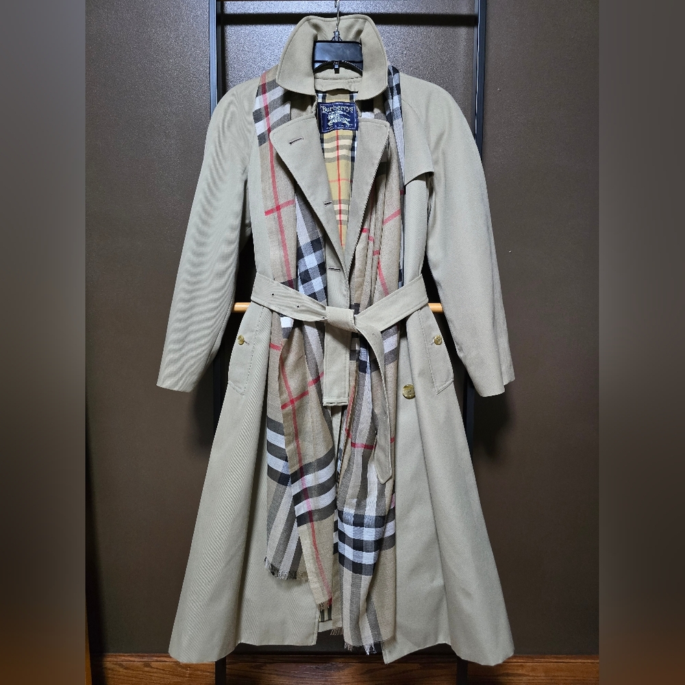 Vintage Burberry Classic Beige Trench Coat, With Removable Wool Liner - Picture 2 of 16